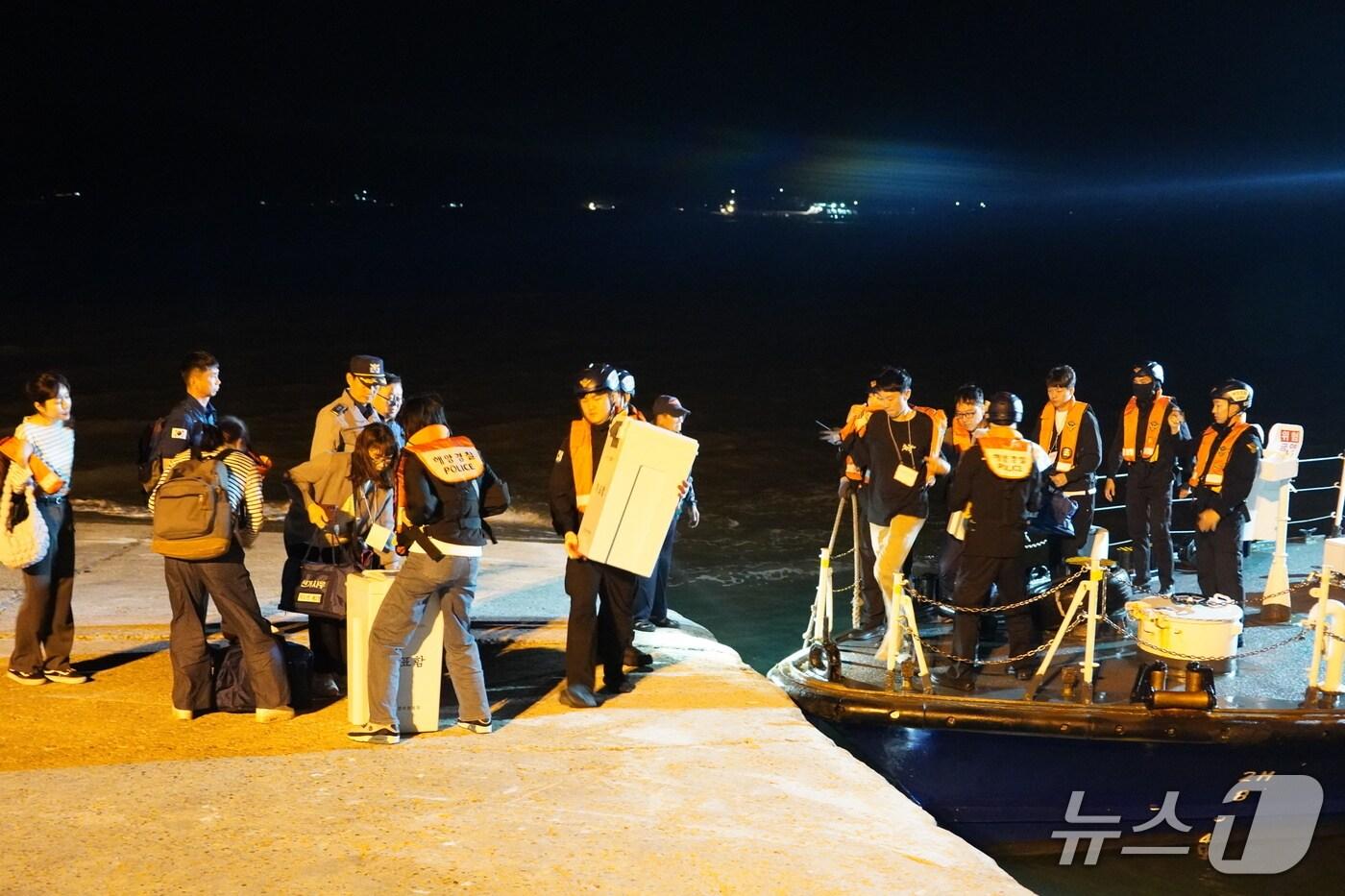 인천 장봉도 투표소에 설치됐던 투표함이 해양경찰에 의해 육지로 옮겨지고 있는 모습(중부지방해양경찰청 제공.재판매 및 DB금지)