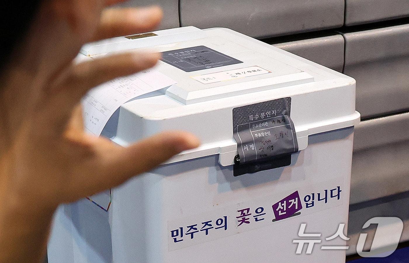 제21대 대통령선거 개표가 진행된 3일 오후 서울 서대문구 명지전문대 체육관에서 일부 투표함의 봉인지 상태가 훼손된 채 발견돼 개표 참관인이 이의를 제기하고 있다. 2025.6.3/뉴스1 ⓒ News1 박지혜 기자