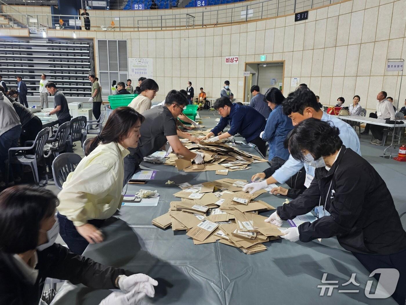 본문 이미지 - 제21대 대통령 선거 투표가 종료된 3일 오후 경남 진주시 진주종합실내체육관에 마련된 개표소에서 개표사무원들이 투표지를 분류하고 있다.2025.6.3/뉴스1 강정태 기자