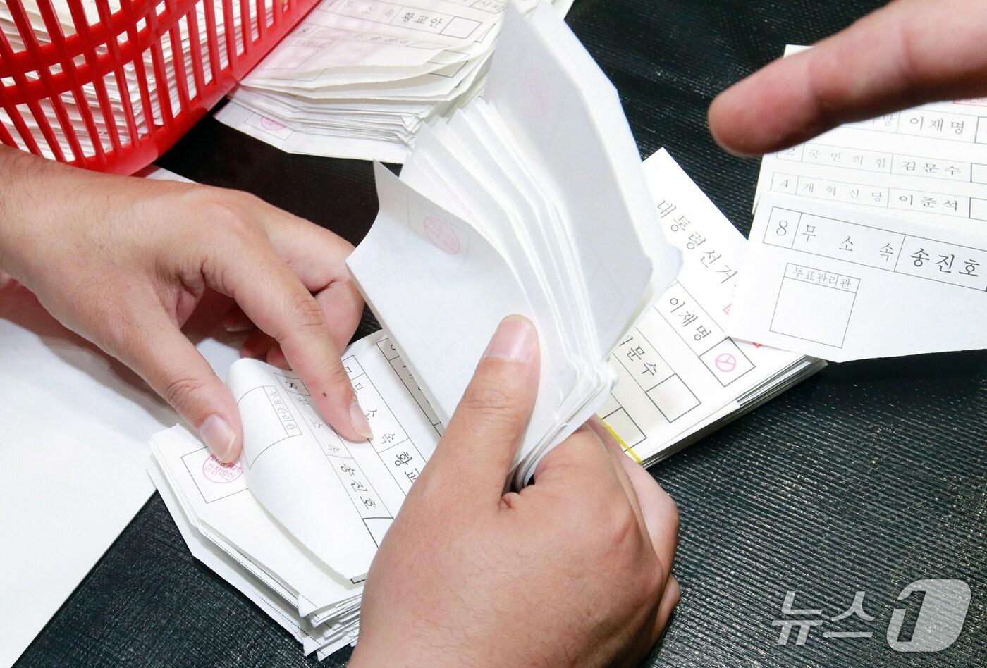 제21대 대통령 선거 개표작업이 이뤄지고 있는 3일 밤 제주시 한라체육관에서 투표관리관 사인날인이 누락된 투표지가 다수 발견됐다.2025.6.3./뉴스1