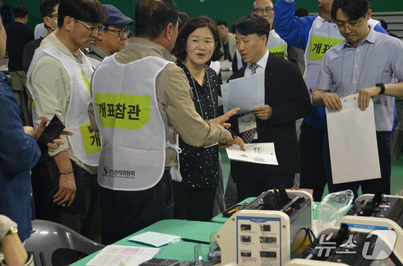 제21대 대통령선거 개표가 3일 강원 원주시 원주종합체육관에서 진행되고 있는 가운데, 이날 한 때 개표 작업 중 면 지역과 동 지역의 투표지가 섞인 문제로 참관인과 원주시선거관리위원회 측이 갈등을 빚었다. 2025.6.3/뉴스1 신관호 기자