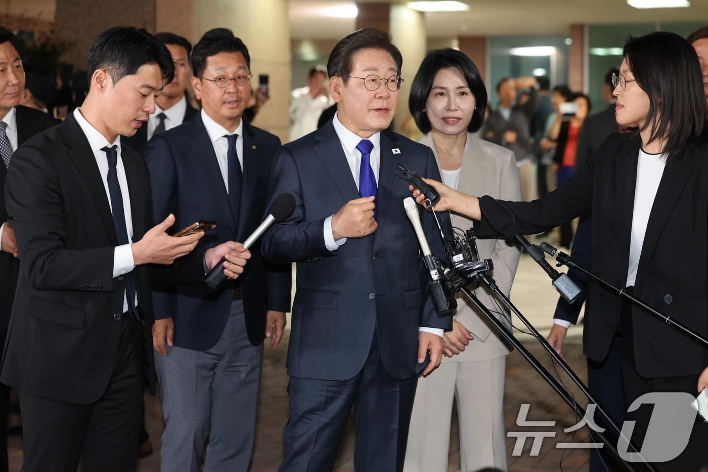 이재명 더불어민주당 대통령 후보가 3일 밤 당선이 확실시된 가운데 인천 계양구 자택에서 나와 소감을 밝히고 있다. 2025.6.3/뉴스1 ⓒ News1 이동해 기자