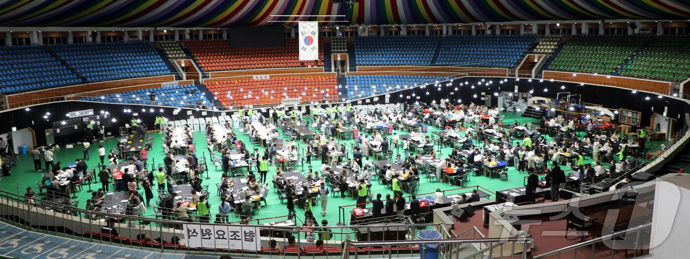 제21대 대통령 선거일인 3일 밤 제주시 한라체육관에서 개표작업이 이뤄지고 있다.2025.6.3./뉴스1 2025.6.3/뉴스1 ⓒ News1 오미란 기자