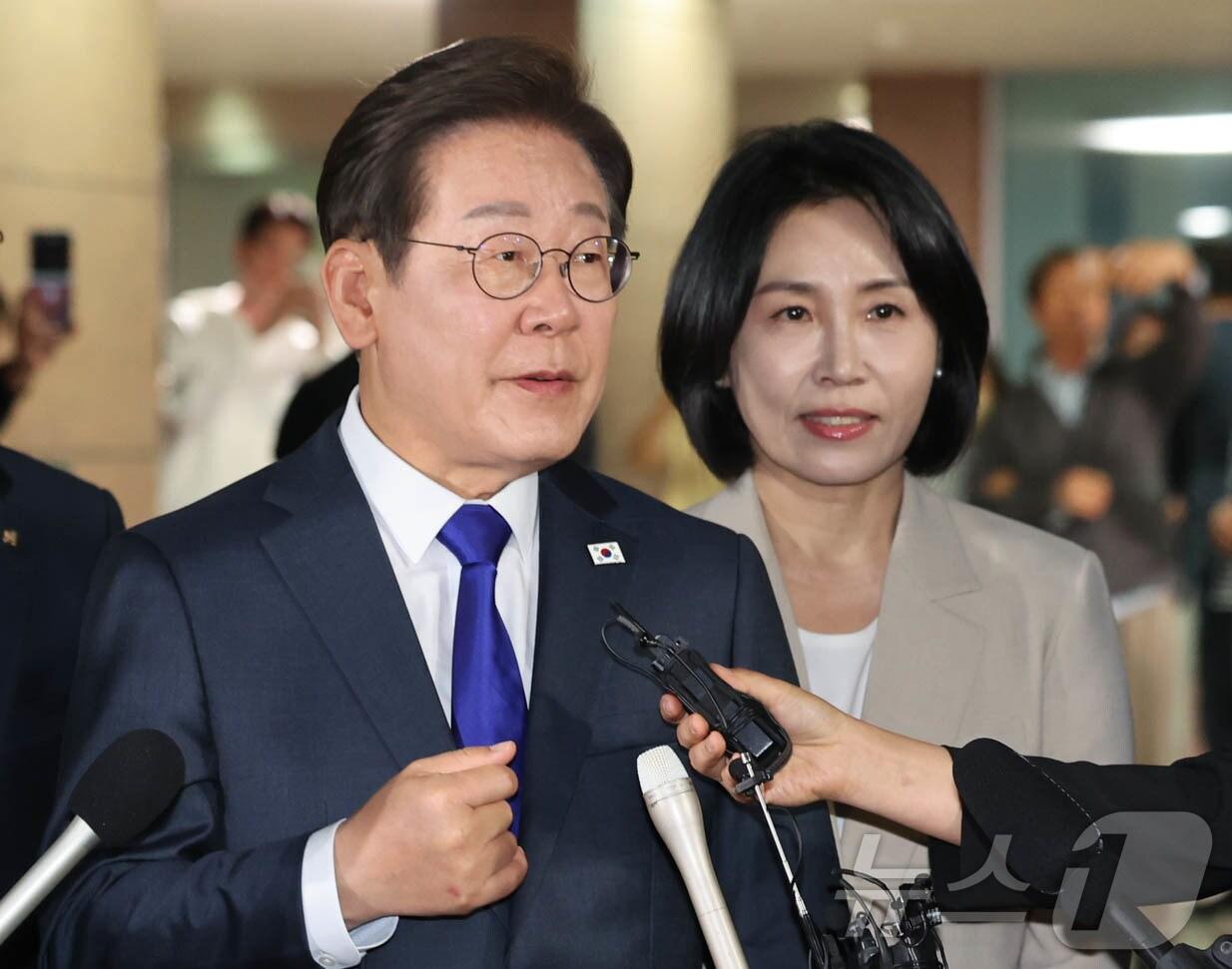 본문 이미지 - 이재명 더불어민주당 대통령 후보가 3일 밤 당선이 확실시된 가운데 김혜경 여사와 인천 계양구 자택에서 나와 소감을 밝히고 있다. 2025.6.3/뉴스1 ⓒ News1 이동해 기자