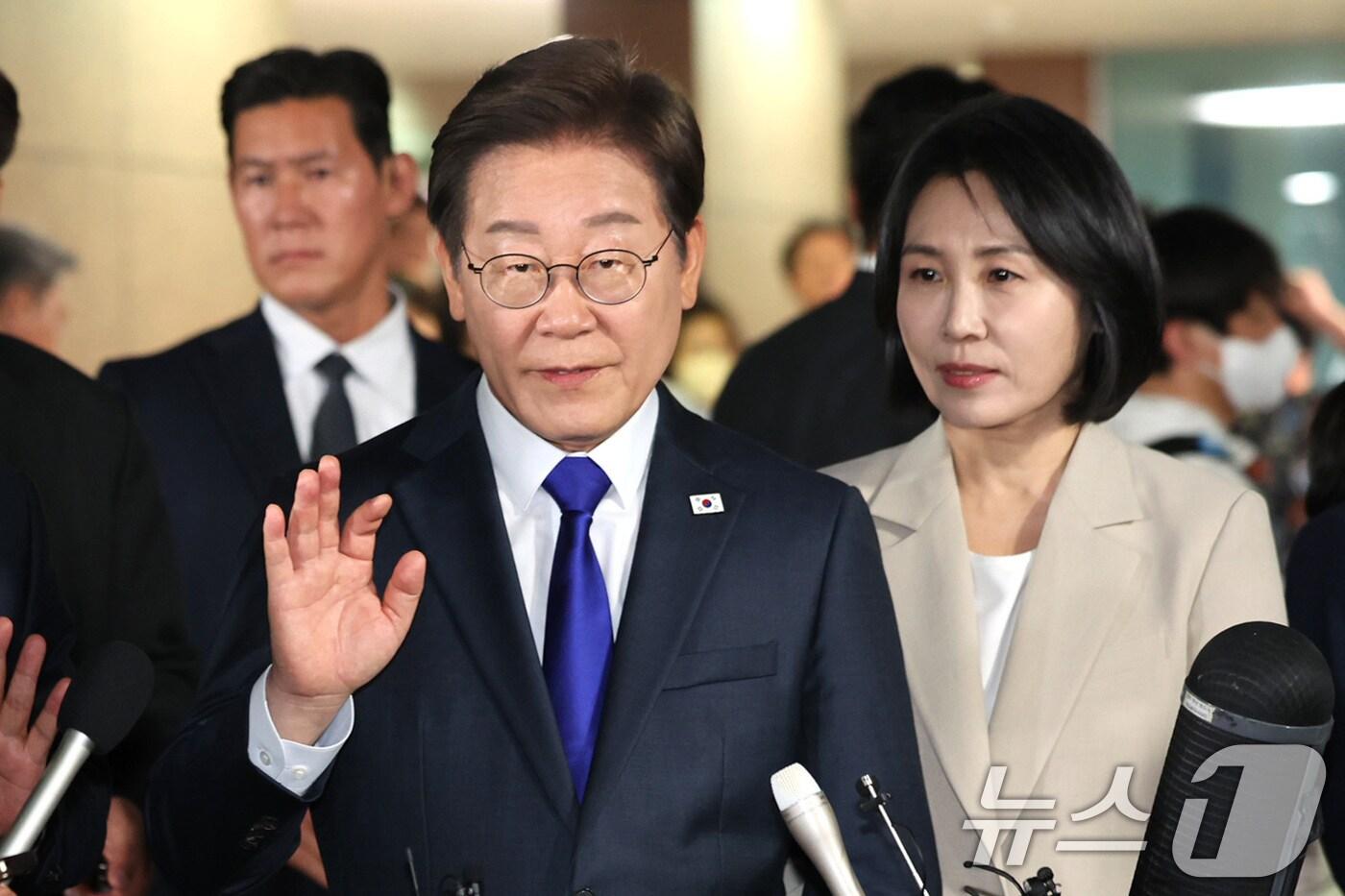 이재명 더불어민주당 대통령 후보가 3일 밤 당선이 확실시된 가운데 인천 계양구 자택을 나서고 있다. 2025.6.3/뉴스1 ⓒ News1 이동해 기자