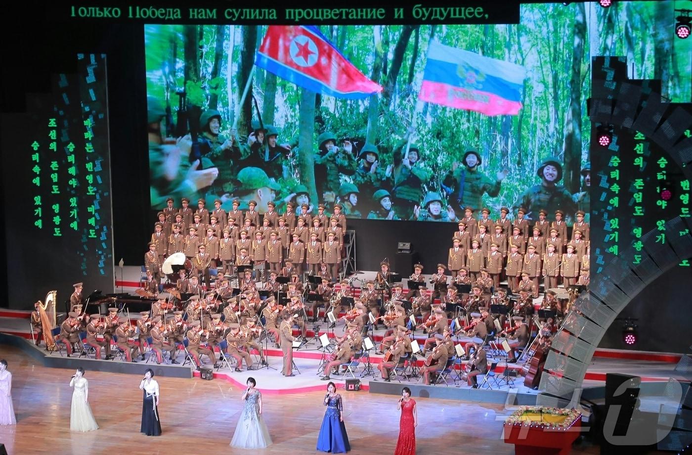 (평양 노동신문=뉴스1) = 북한 노동당 기관지 노동신문은 30일 북러조약 체결 1주년을 맞아 김정은 북한 노동당 총비서가 올가 류비모바 러시아 문화상을 졉견하고 예술 공연을 관람했다고 보도했다. [국내에서만 사용가능. 재배포 금지. DB 금지. For Use Only in the Republic of Korea. Redistribution Prohibited] rodongphoto@news1.kr