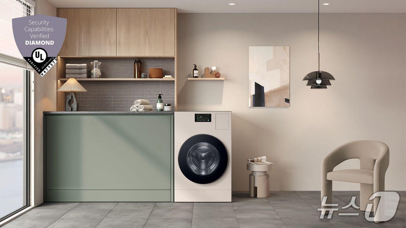 삼성전자 '비스포크 AI 콤보' 일체형 세탁건조기 라이프스타일 이미지와 'UL 솔루션즈(UL Solutions)'가 주관하는 사물인터넷 보안 평가 '다이아몬드' 등급 이미지 (사진제공 = 삼성전자) 