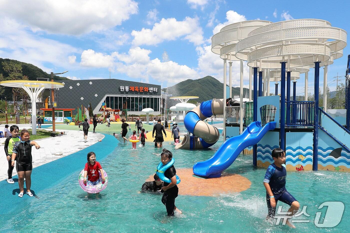 원통체육문화센터 야외 물놀이장.&#40;인제군 제공. 재판매 및 DB금지&#41;/뉴스1
