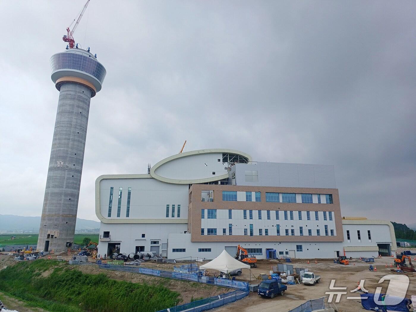 본문 이미지 - 지난 27일 서산시 친환경 체험관광형 자원회수시설의 전망대가 94m에 이르는 굴뚝 상부에 인양된 모습. (서산시 제공. 재판매 및 DB금지)2025.6.30/뉴스1