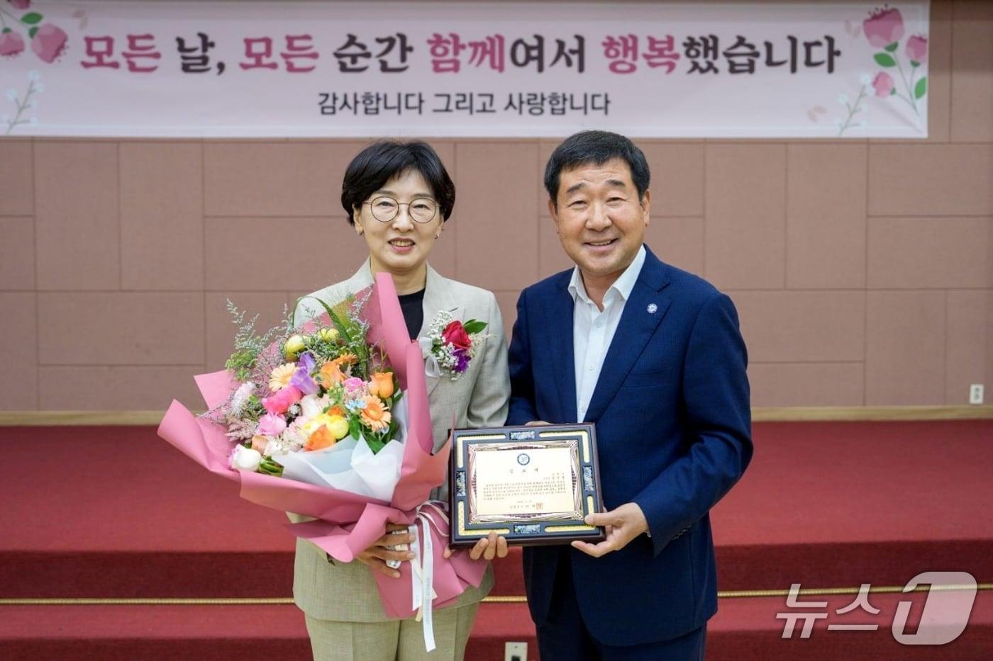 김은영 증평부군수(왼쪽)가 지난 27일 가진 이임식에서 이재영 증평군수와 기념촬영을 하고 있다.(증평군 제공, 재판매 및 DB금지)/뉴스1