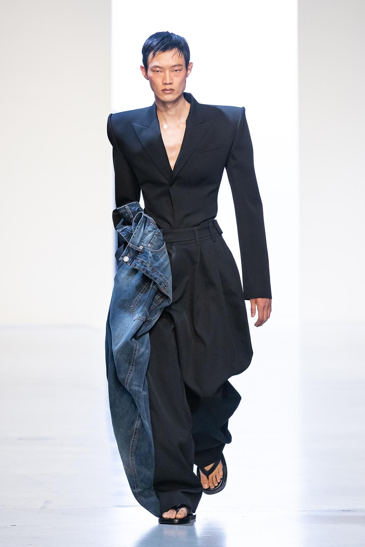 본문 이미지 - 준지는 파리 패션위크에 참가해 지난 27일(현지시간) 프랑스 파리의 미술관 '팔레 드 도쿄'(Palais de Tokyo)에서 2026년 봄·여름 시즌(26SS) 컬렉션을 공개했다.(준지제공)