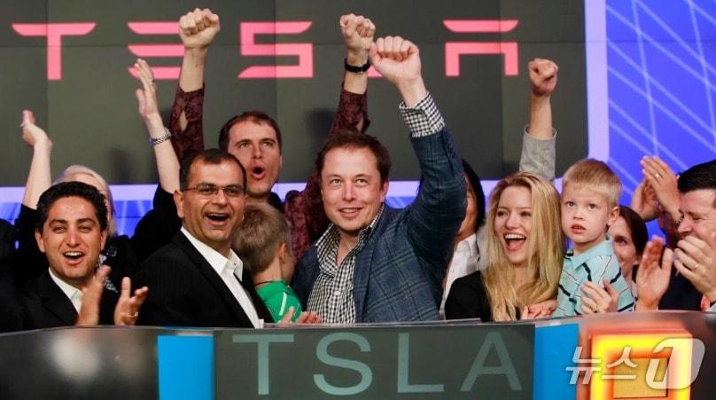 본문 이미지 - 테슬라가 2010년 6월 29일 NYSE에 상장한 날. 머스크가 주먹을 불끈 쥐고 있다. ⓒ 로이터=뉴스1