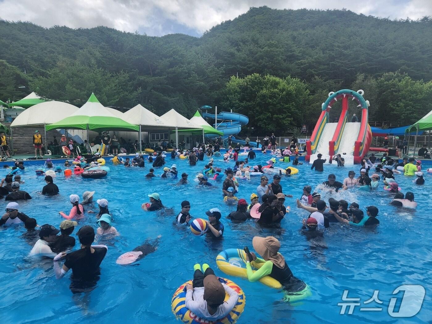 본문 이미지 - 괴산 수옥정 관광지 물놀이장/뉴스1
