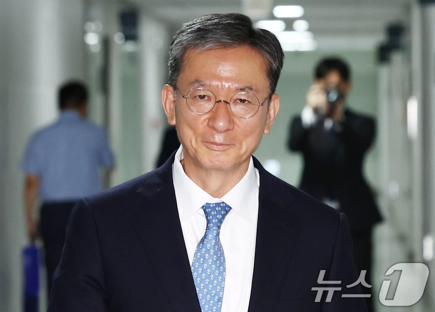 본문 이미지 - 법무부 장관 후보자로 내정된 정성호 더불어민주당 의원이 30일 오전 서울 여의도 국회 의원회관 내 의원실로 출근하고 있다. 2025.6.30/뉴스1 ⓒ News1 김민지 기자