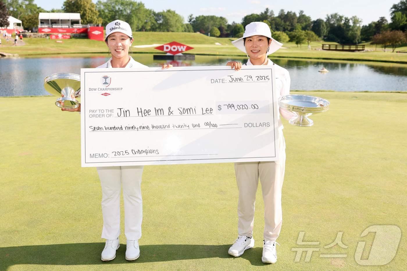 30일(한국시간) 열린 LPGA투어 도우 챔피언십에서 우승한 임진희와 이소미. ⓒ AFP=뉴스1