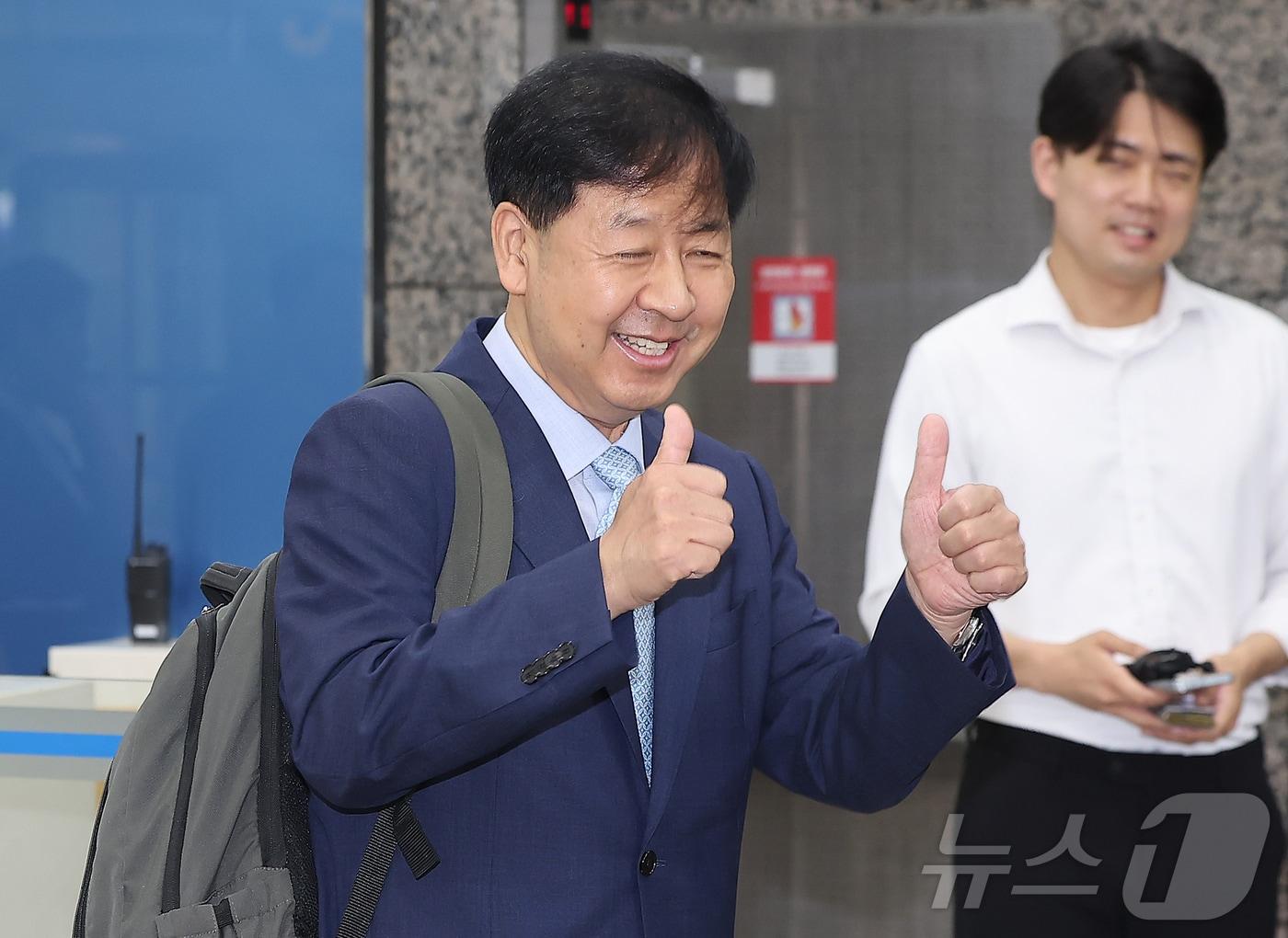 본문 이미지 - 구윤철 경제부총리 겸 기획재정부 장관 후보자가 30일 오전 서울 중구 청계천로 예금보험공사에 마련된 인사청문회 준비 사무실로 출근하고 있다. 2025.6.30/뉴스1 ⓒ News1 김진환 기자