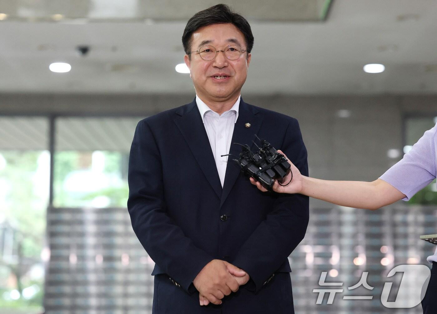 본문 이미지 - 윤호중 행정안전부 장관 후보자가 30일 오전 서울 종로구 광화문플래티넘빌딩에 마련된 인사청문회 준비 사무실로 출근하며 취재진의 질문에 답하고 있다. 2025.6.30/뉴스1 ⓒ News1 임세영 기자