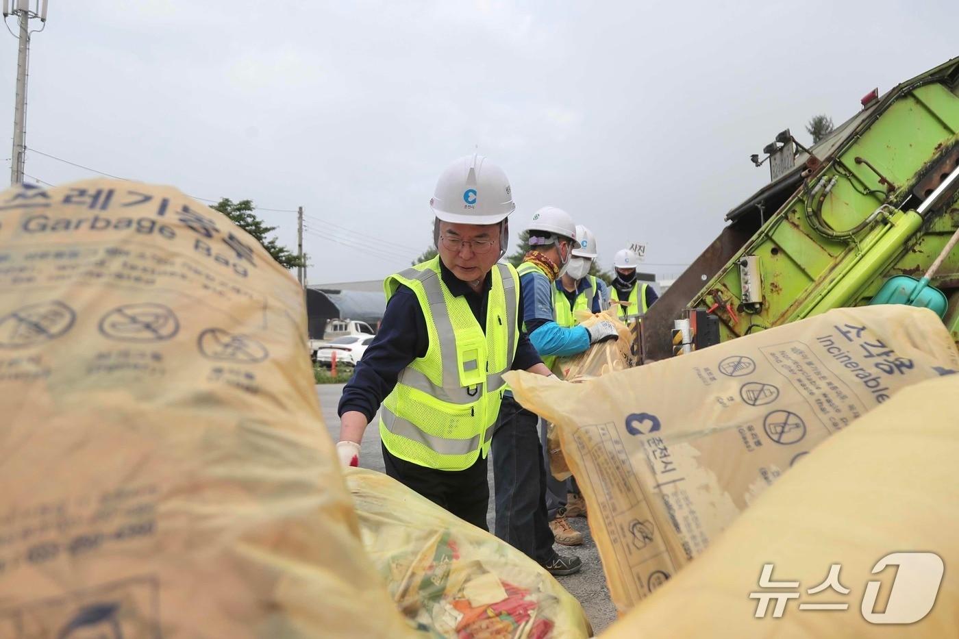 육동한 춘천시장이 30일 새벽 신북읍 산천리 현대식 실내형 분리배출기반시설 예정 부지에서 쓰레기 수거 활동을 벌였다.(춘천시 제공, 재판매 및 DB금지)
