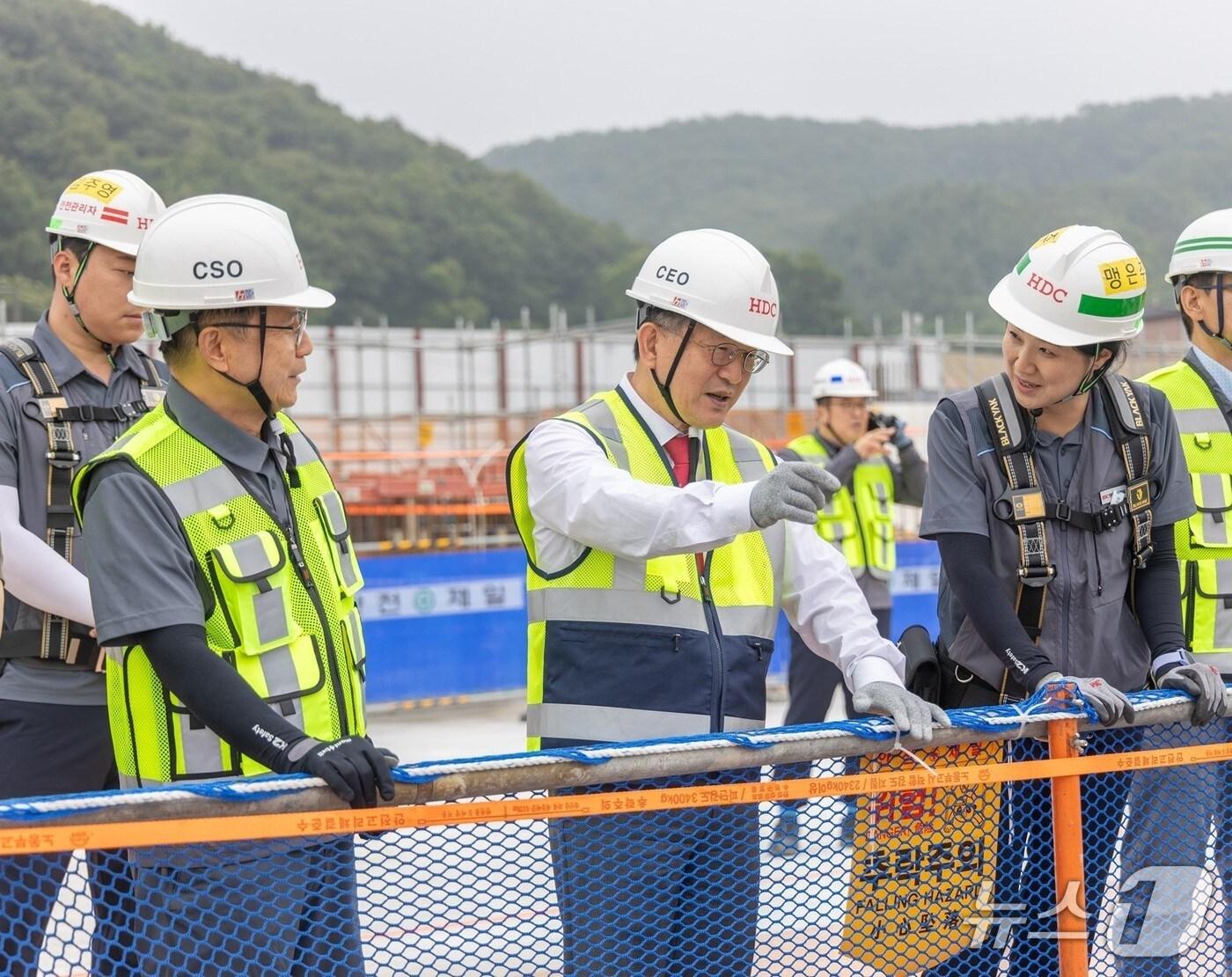 본문 이미지 -  HDC현대산업개발 경영진, 현장 안전점검 진행 (HDC현대산업개발 제공)