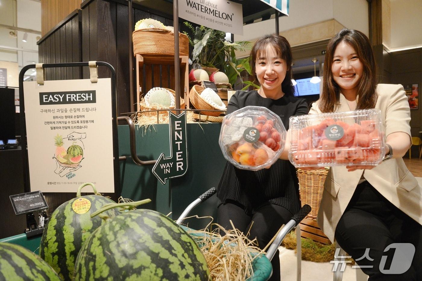 롯데백화점 광복점 식품관에서 모델들이 현장에서 컷팅한 과일을 선보이고 있다.(롯데백화점 광복점 제공. 재판매 및 DB 금지)