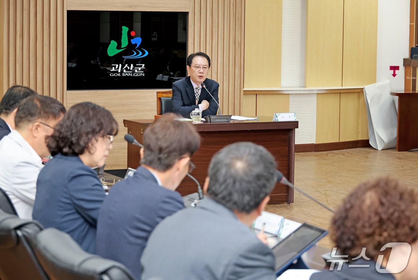 송인헌 괴산군수가 30일 열린 확대간부회의에서 여름철 폭염대책 등을 주문하고 있다.(괴산군 제공, 재판매 및 DB금지)/뉴스1