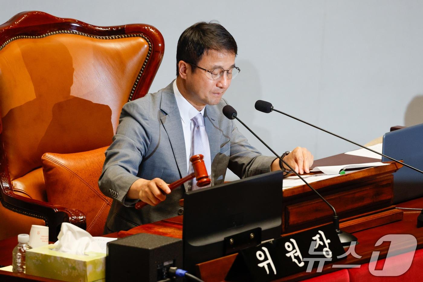 한병도 국회 예산결산특별위원회 위원장이 30일 오전 서울 여의도 국회에서 열린 제426회국회(임시회) 제1차 전체회의에서 의사봉을 두드리고 있다. 2025.6.30/뉴스1 ⓒ News1 안은나 기자