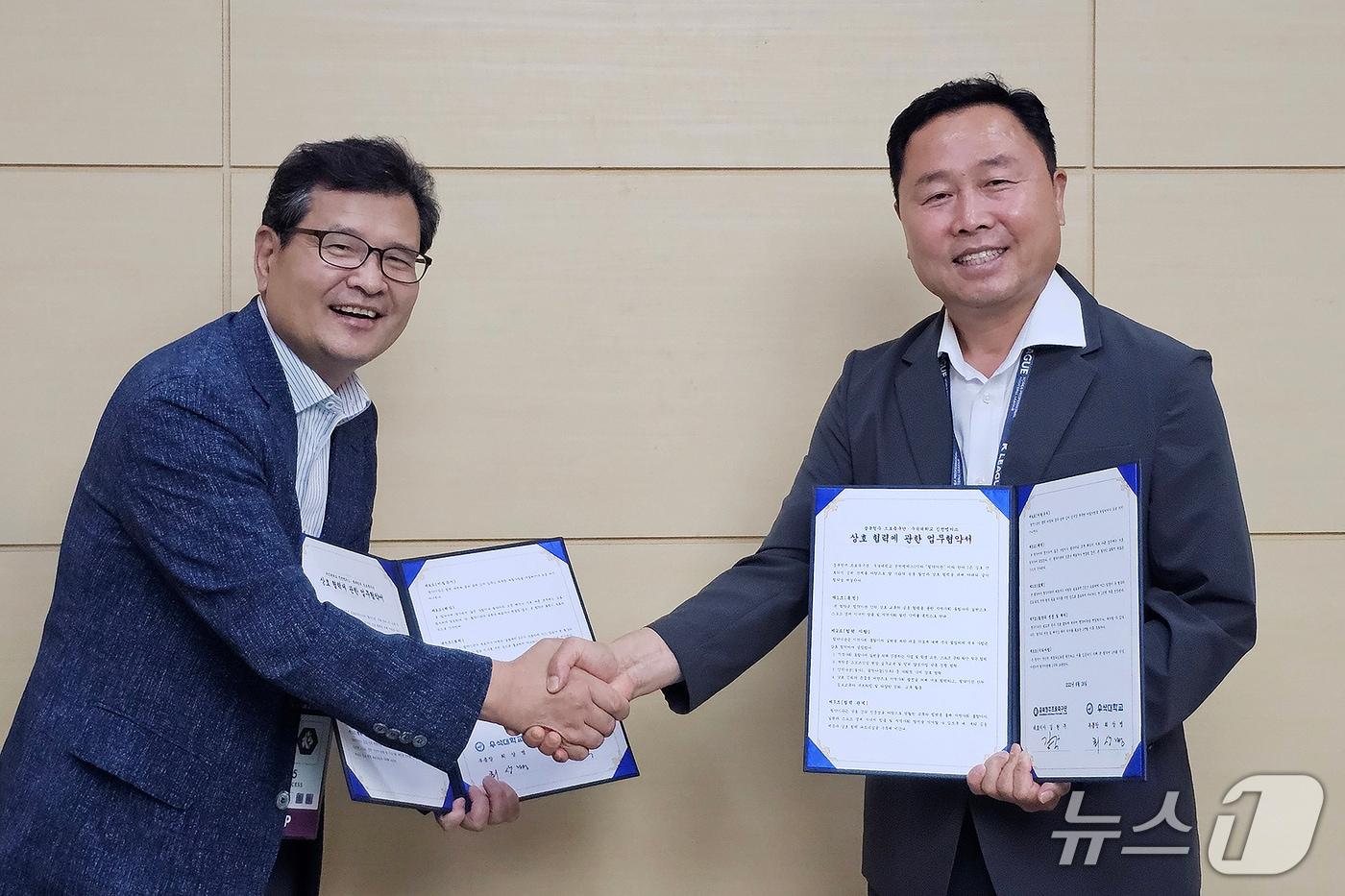 우석대학교 진천캠퍼스와 충북청주FC가 교육과 사회공헌 협력을 위한 업무협약을 했다.(우석대 제공, 재판매 및 DB금지)/뉴스1