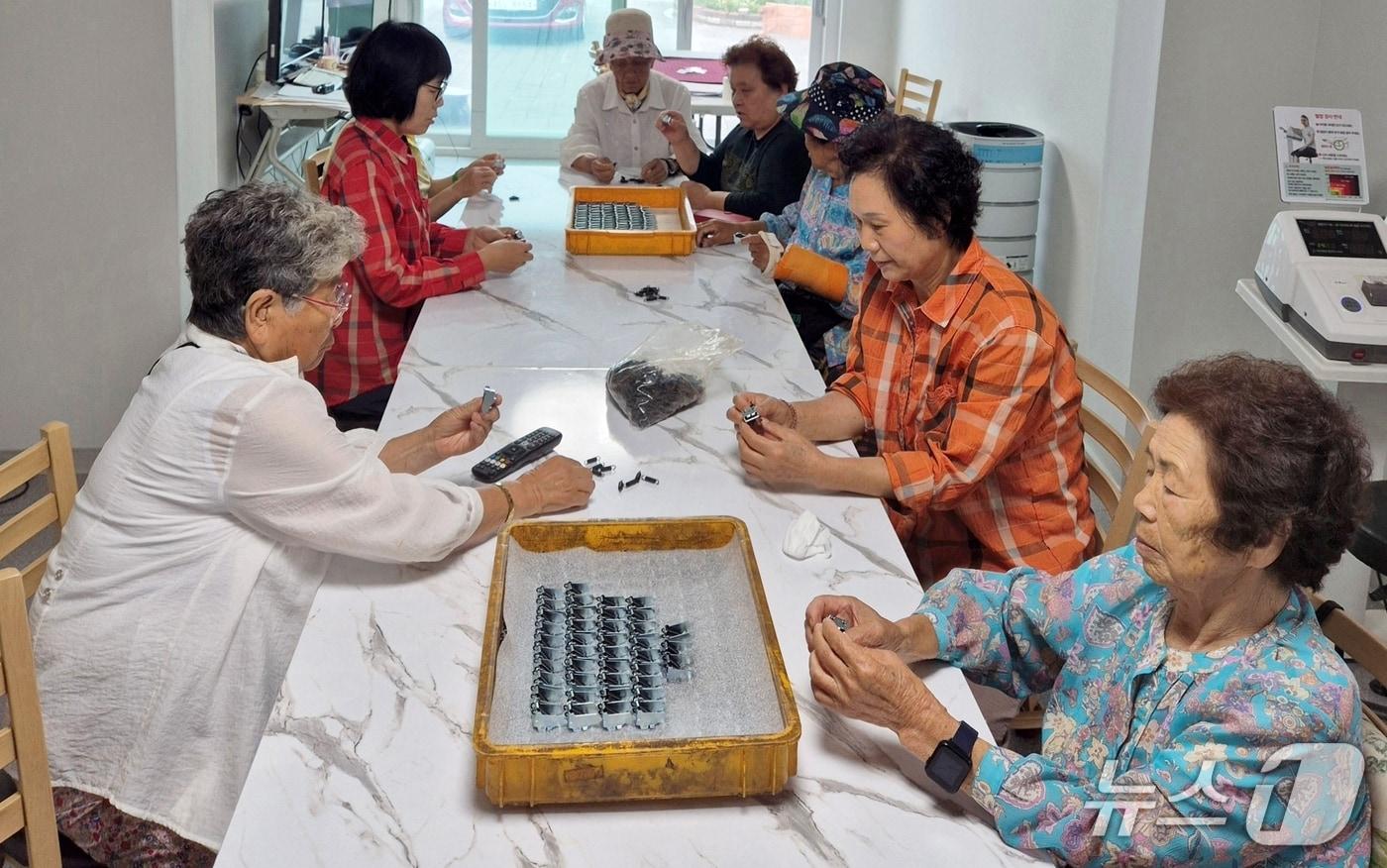 충북 증평군 도안면 화성3리 주민들이 치매 예방을 위한 손 부업 활동을 하고 있다.(증평군 제공, 재판매 및 DB금지)/뉴스1