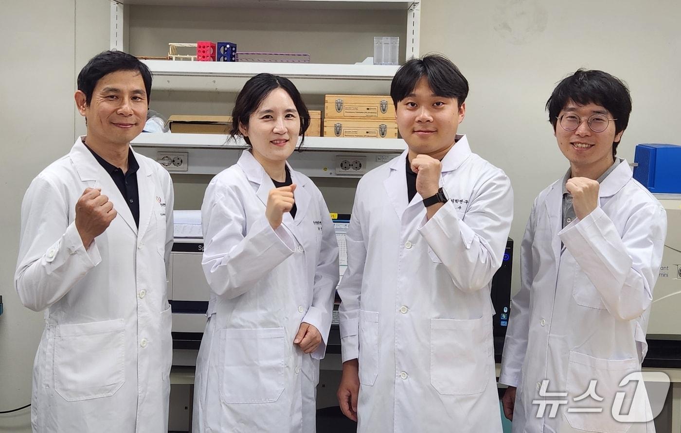 왼쪽부터 한의학연 이진무, 정미경, 충남대 김상윤 박상민씨(충남대 제공.재판매 및 DB 금지)/뉴스1