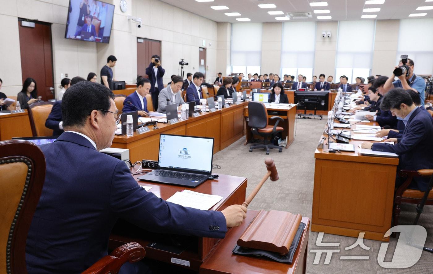신정훈 국회 행정안전위원장이 30일 서울 여의도 국회에서 열린 행정안전위원회 전체회의에 서 의사봉을 두드리고 있다. 2025.6.30/뉴스1 ⓒ News1 신웅수 기자