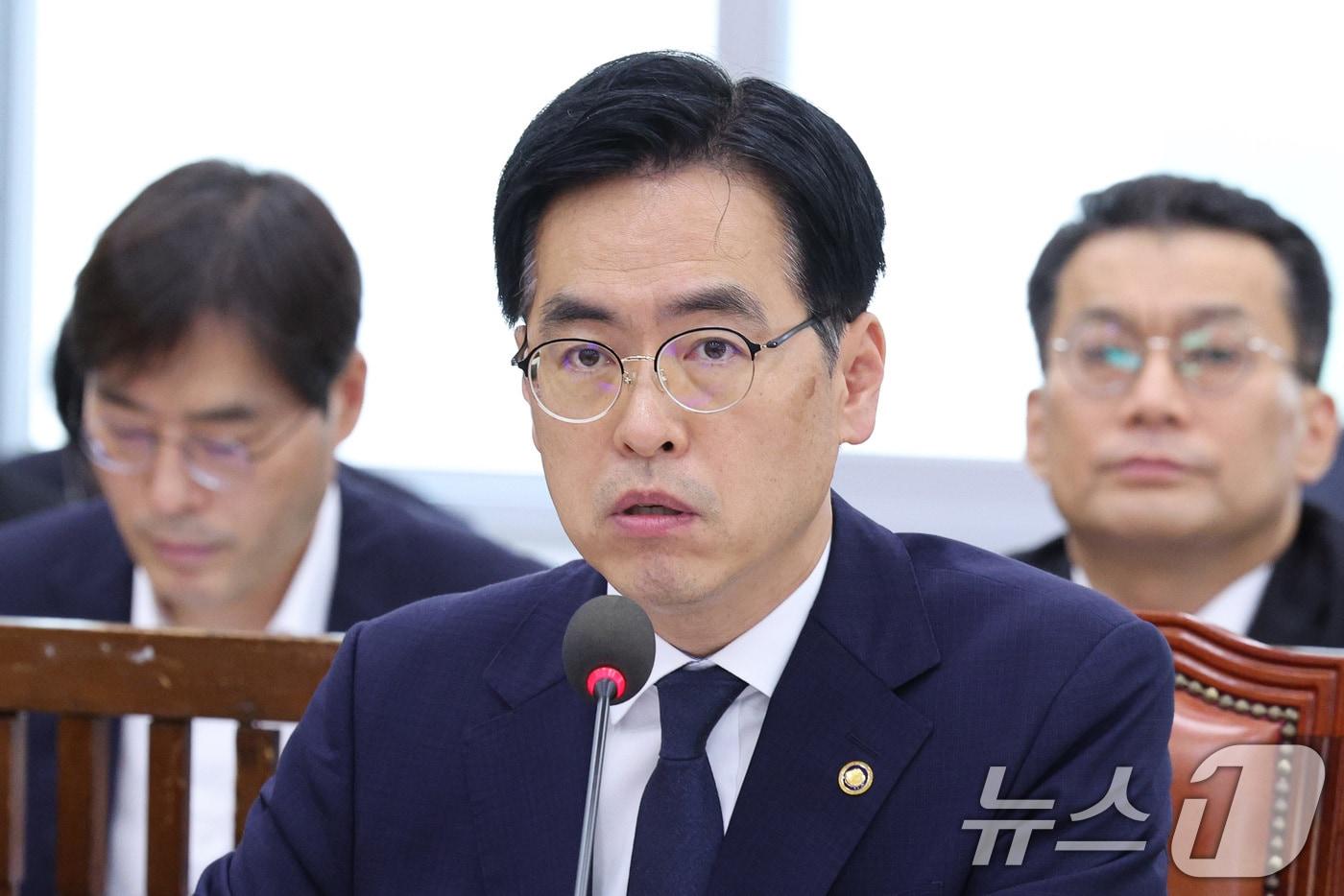 김민재 신임 행정안전부 차관이 30일 서울 여의도 국회에서 열린 행정안전위원회 전체회의에 참석해 의원 질의에 답변하고 있다. 2025.6.30/뉴스1 ⓒ News1 신웅수 기자