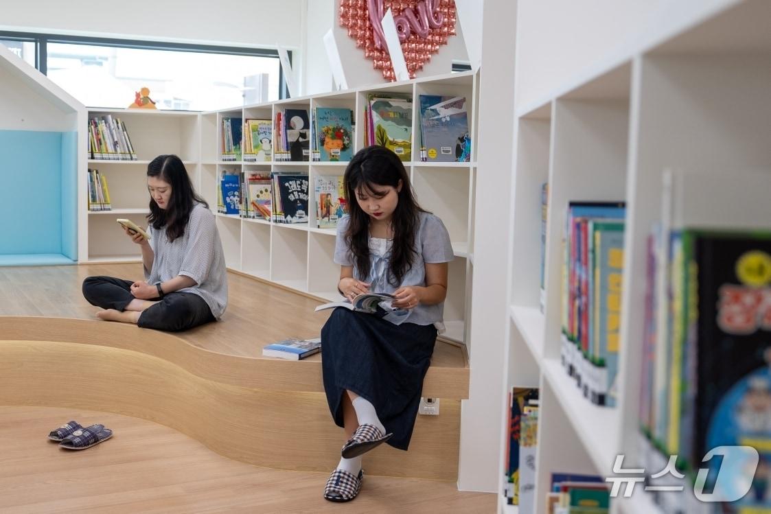본문 이미지 - 츙북 첫 만화 특화 도서관인 증평 '오울림 공립작은도서관'에서 이용객이 책을 읽고 있다.(증평군 제공, 재판매 및 DB금지)/뉴스1