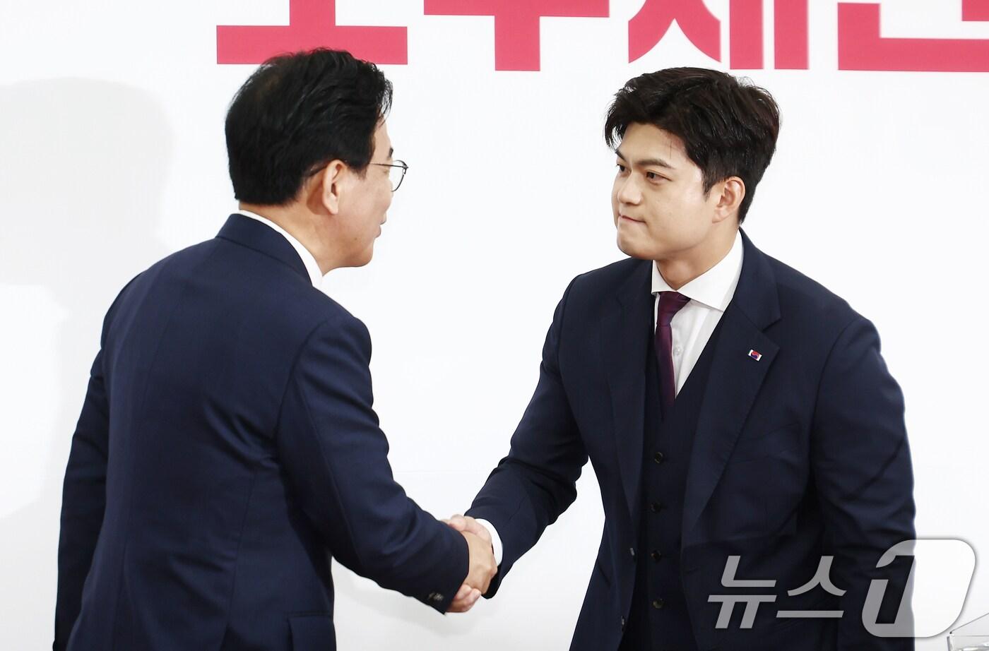 김용태 국민의힘 비상대책위원장이 지난 6월 30일 서울 여의도 국회에서 퇴임 기자회견 도중 송언석 원내대표의 격려를 받고 있다. 2025.6.30/뉴스1 ⓒ News1 김민지 기자