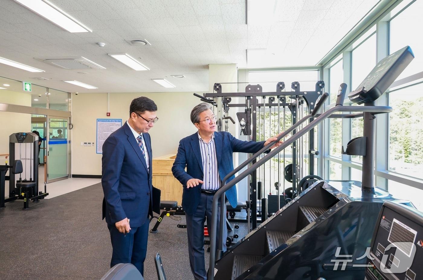 정용래 유성구청장이 반다비 체육센터 시설물을 점검하고 있다.(유성구 제공. 재판매 및 DB금지)/뉴스1