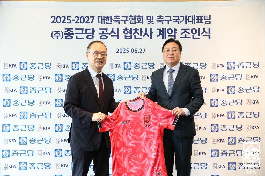 본문 이미지 - 조인식에 함께 한 대한축구협회 이용수 부회장(왼쪽)과 종근당 이규웅 상무 (대한축구협회 제공)