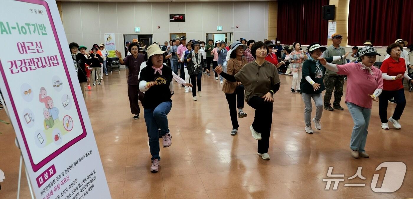 충북 괴산군이 개최한 &#39;AI·IoT기반 건강 걷기대회&#39;에 참여한 어르신들이 출발에 앞서 준비운동을 하고 있다.&#40;괴산군 제공, 재판매 및 DB금지&#41;/뉴스1