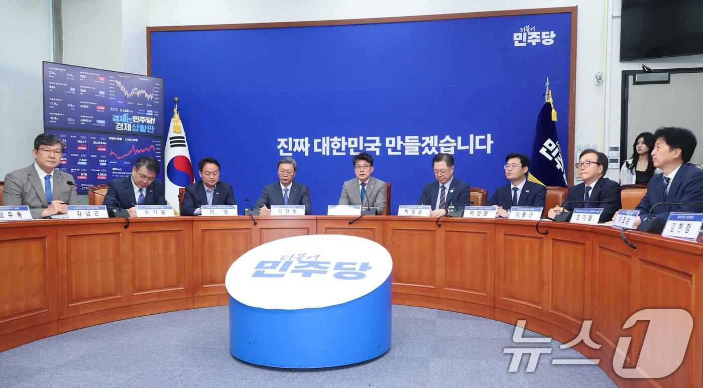 진성준 더불어민주당 정책위의장이 30일 서울 여의도 국회에서 열린 경제 6단체 상근부회장단 상법 간담회에서 모두 발언을 하고 있다. 2025.6.30/뉴스1 ⓒ News1 안은나 기자