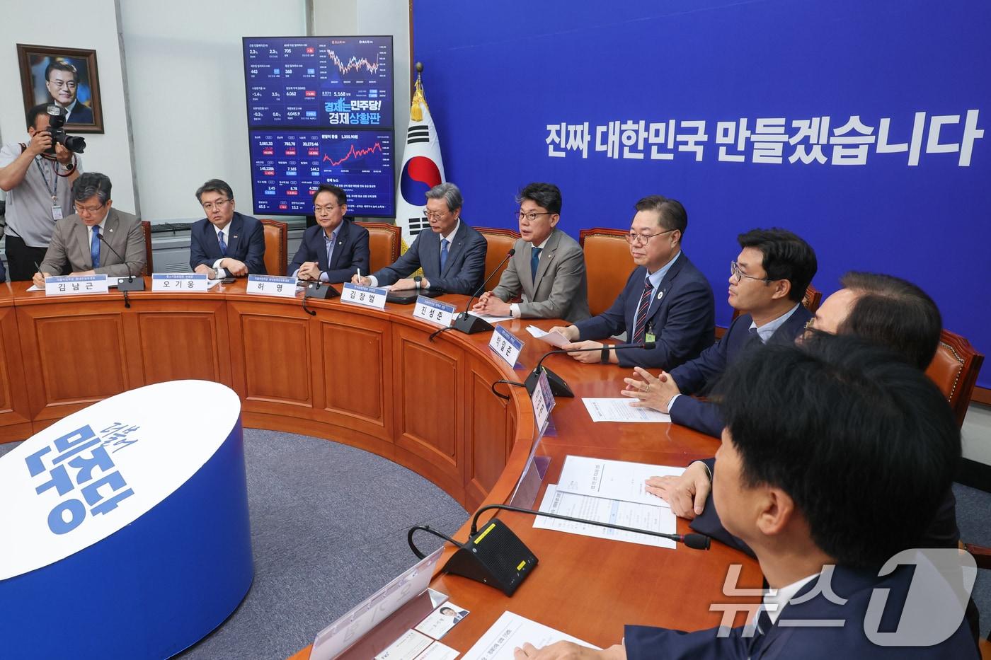 진성준 더불어민주당 정책위의장이 30일 서울 여의도 국회에서 열린 경제 6단체 상근부회장단 상법 간담회에서 모두 발언을 하고 있다. 2025.6.30/뉴스1 ⓒ News1 안은나 기자