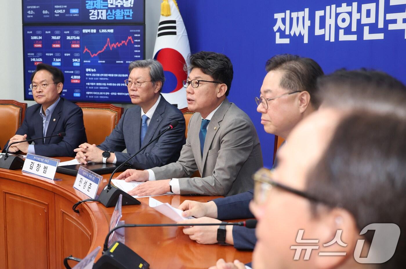 진성준 더불어민주당 정책위의장이 30일 서울 여의도 국회에서 열린 경제 6단체 상근부회장단 상법 간담회에서 모두 발언을 하고 있다. 2025.6.30/뉴스1 ⓒ News1 안은나 기자