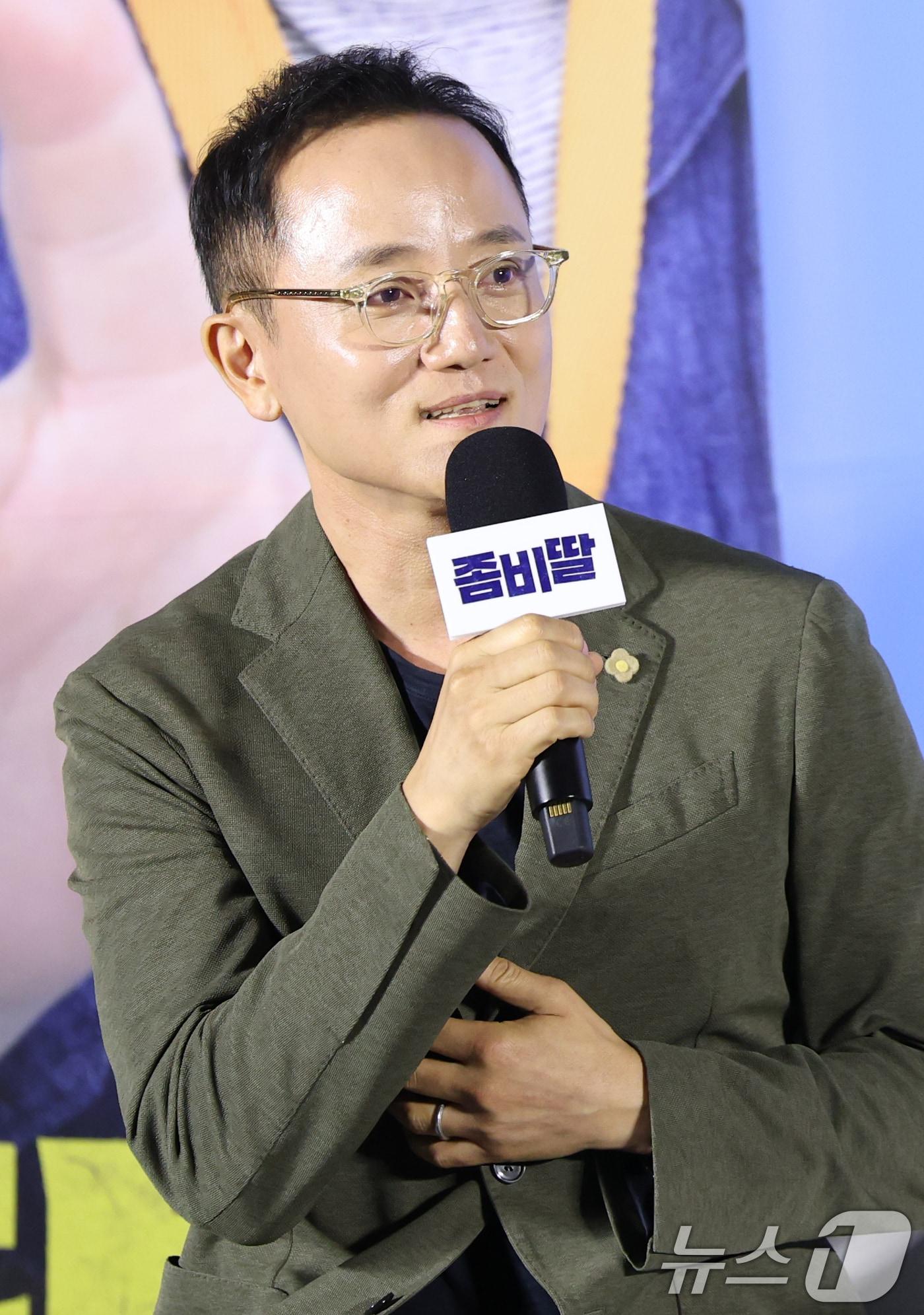 본문 이미지 - 필감성 감독이 30일 오전 서울 용산구 CGV 용산아이파크몰에서 진행된 영화 '좀비딸' 제작보고회에서 인사말을 하고 있다. '좀비딸'은 이 세상 마지막 남은 좀비가 된 딸을 지키기 위해 극비 훈련에 돌입한 딸바보 아빠의 코믹 드라마다. 2025.6.30/뉴스1 ⓒ News1 권현진 기자