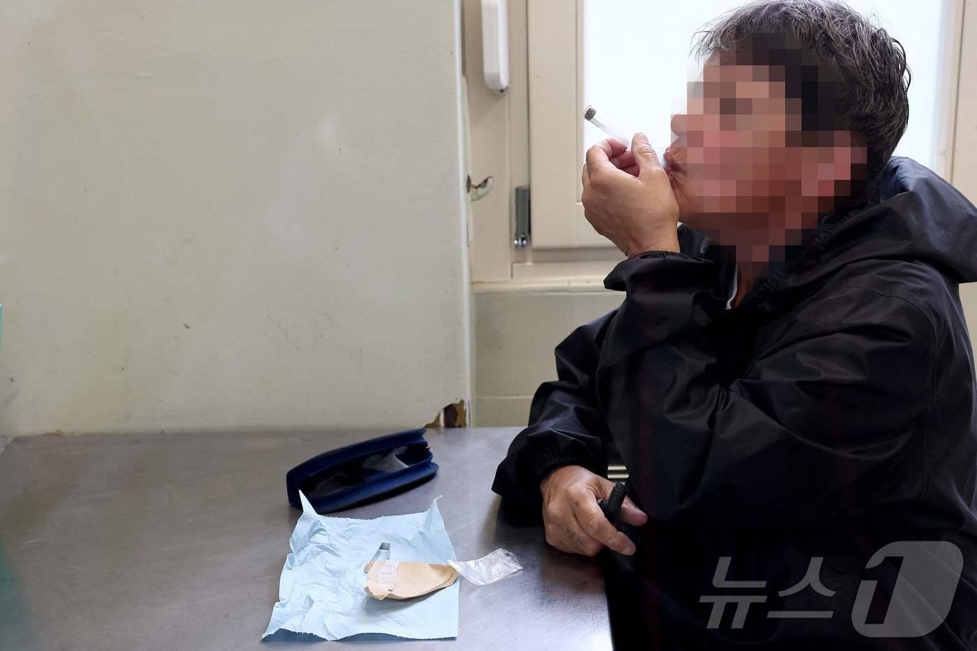 4일 프랑스 동부 스트라스부르의 한 보건 시설에서 한 흡연자가 담배를 피우고 있다. 2025.6.4 ⓒ AFP=뉴스1 ⓒ News1 강민경 기자