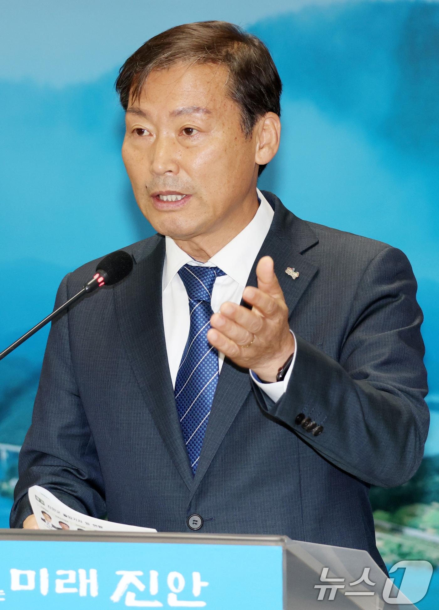 본문 이미지 - 전춘성 진안군수가 30일 전북 진안군 진안군청 상황실에서 취임 3주년 기자간담회를 열고 질의에 답변을 하고 있다. ⓒ News1 유경석 기자