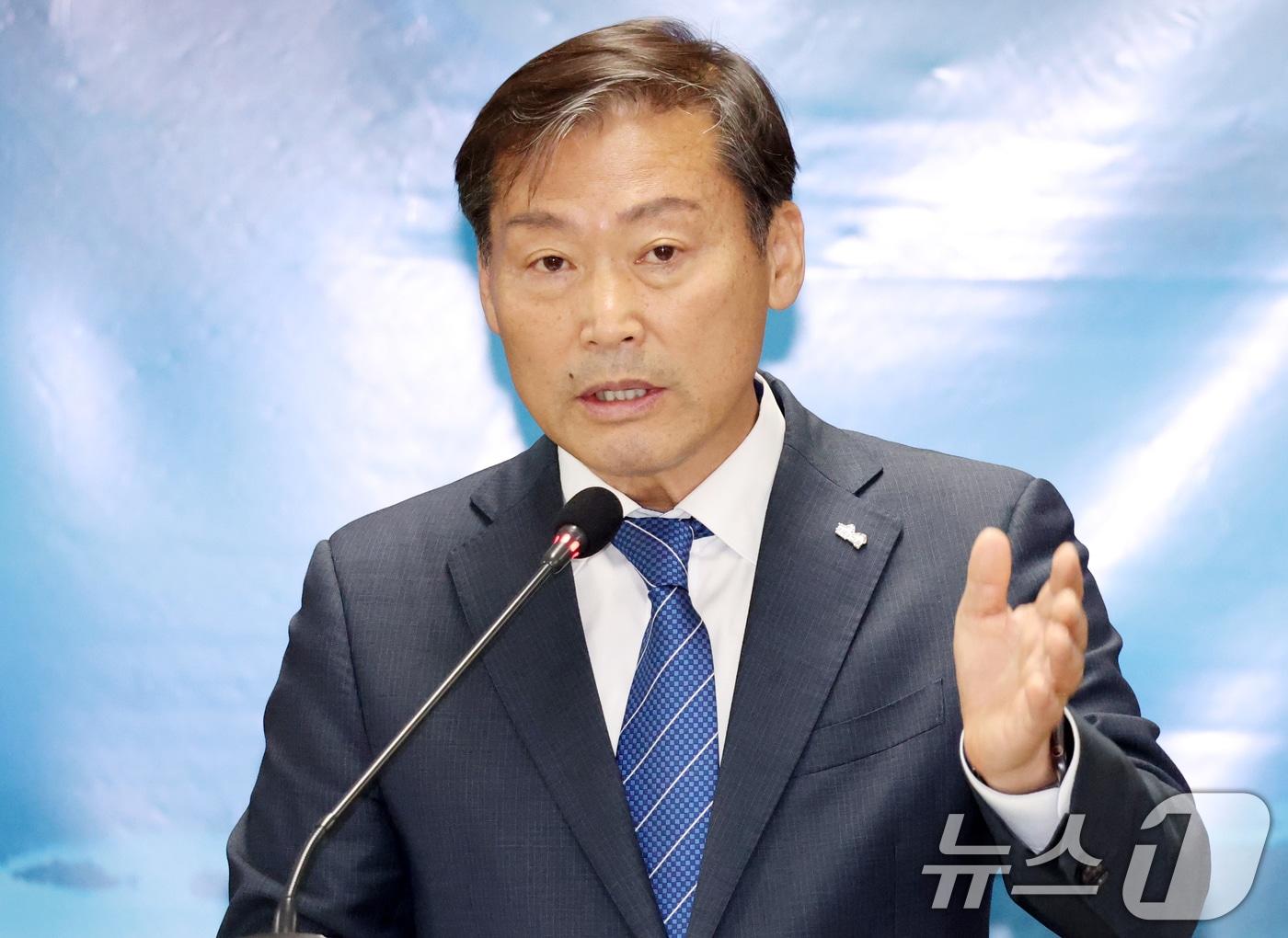 본문 이미지 - 전춘성 진안군수가 30일 전북 진안군 진안군청 상황실에서 취임 3주년 기자간담회를 열고 질의에 답변을 하고 있다. 2025.6.30/뉴스1 ⓒ News1 유경석 기자