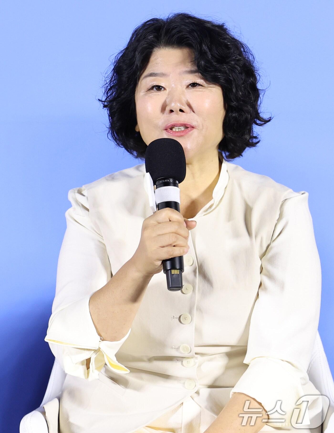 본문 이미지 - 배우 이정은이 30일 오전 서울 용산구 CGV 용산아이파크몰에서 진행된 영화 '좀비딸'(감독 필감성)의 제작보고회에서 인사말을 하고 있다. '좀비딸'은 이 세상 마지막 남은 좀비가 된 딸을 지키기 위해 극비 훈련에 돌입한 딸바보 아빠의 코믹 드라마다. 2025.6.30/뉴스1 ⓒ News1 권현진 기자