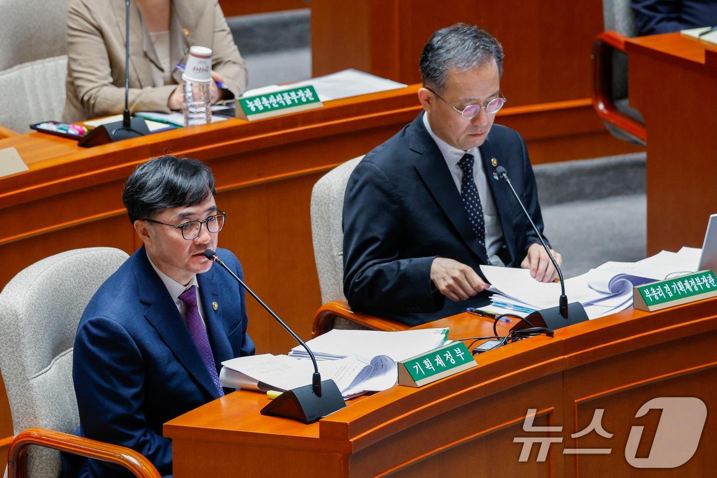 임기근 기획재정부 2차관&#40;왼쪽&#41;이 30일 오전 서울 여의도 국회에서 열린 제426회국회&#40;임시회&#41; 예산결산특별위원회 제1차 전체회의에서 의원 질의에 답하고 있다. 2025.6.30/뉴스1 ⓒ News1 안은나 기자