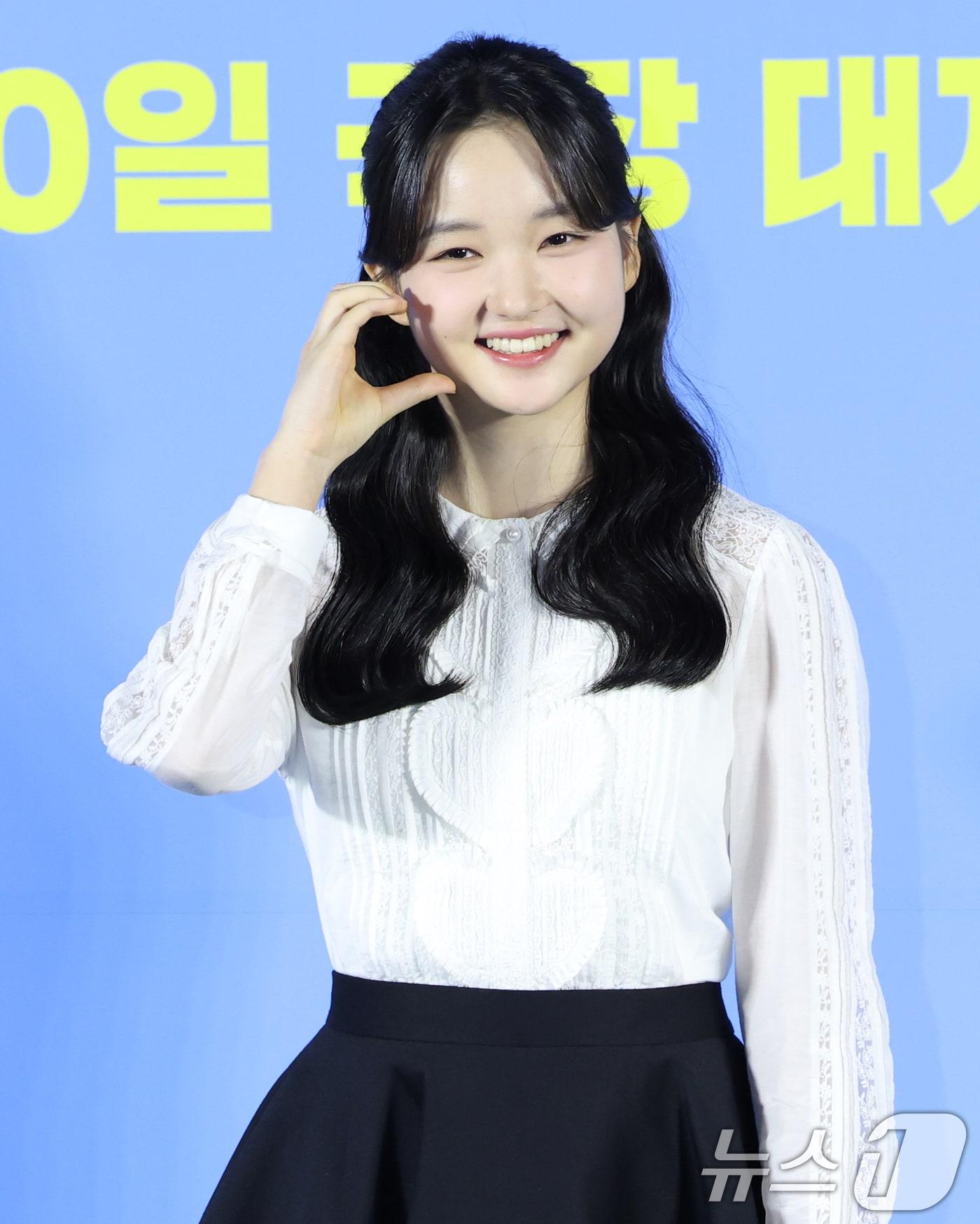 본문 이미지 - 배우 최유리가 30일 오전 서울 용산구 CGV 용산아이파크몰에서 진행된 영화 '좀비딸'(감독 필감성)의 제작보고회에서 포즈를 취하고 있다. '좀비딸'은 이 세상 마지막 남은 좀비가 된 딸을 지키기 위해 극비 훈련에 돌입한 딸바보 아빠의 코믹 드라마다. 2025.6.30/뉴스1 ⓒ News1 권현진 기자