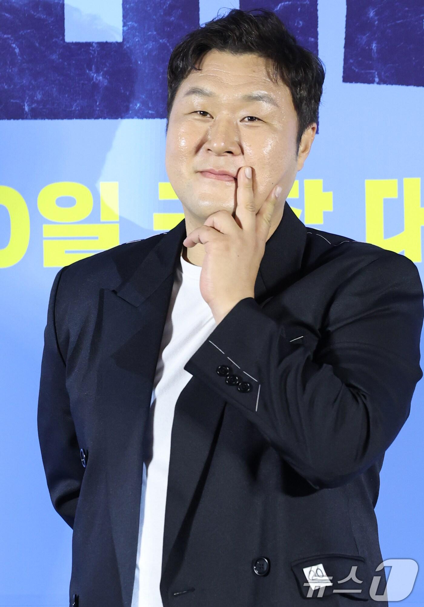 본문 이미지 - 배우 윤경호가 30일 오전 서울 용산구 CGV 용산아이파크몰에서 진행된 영화 '좀비딸'(감독 필감성)의 제작보고회에서 포즈를 취하고 있다. '좀비딸'은 이 세상 마지막 남은 좀비가 된 딸을 지키기 위해 극비 훈련에 돌입한 딸바보 아빠의 코믹 드라마다. 2025.6.30/뉴스1 ⓒ News1 권현진 기자