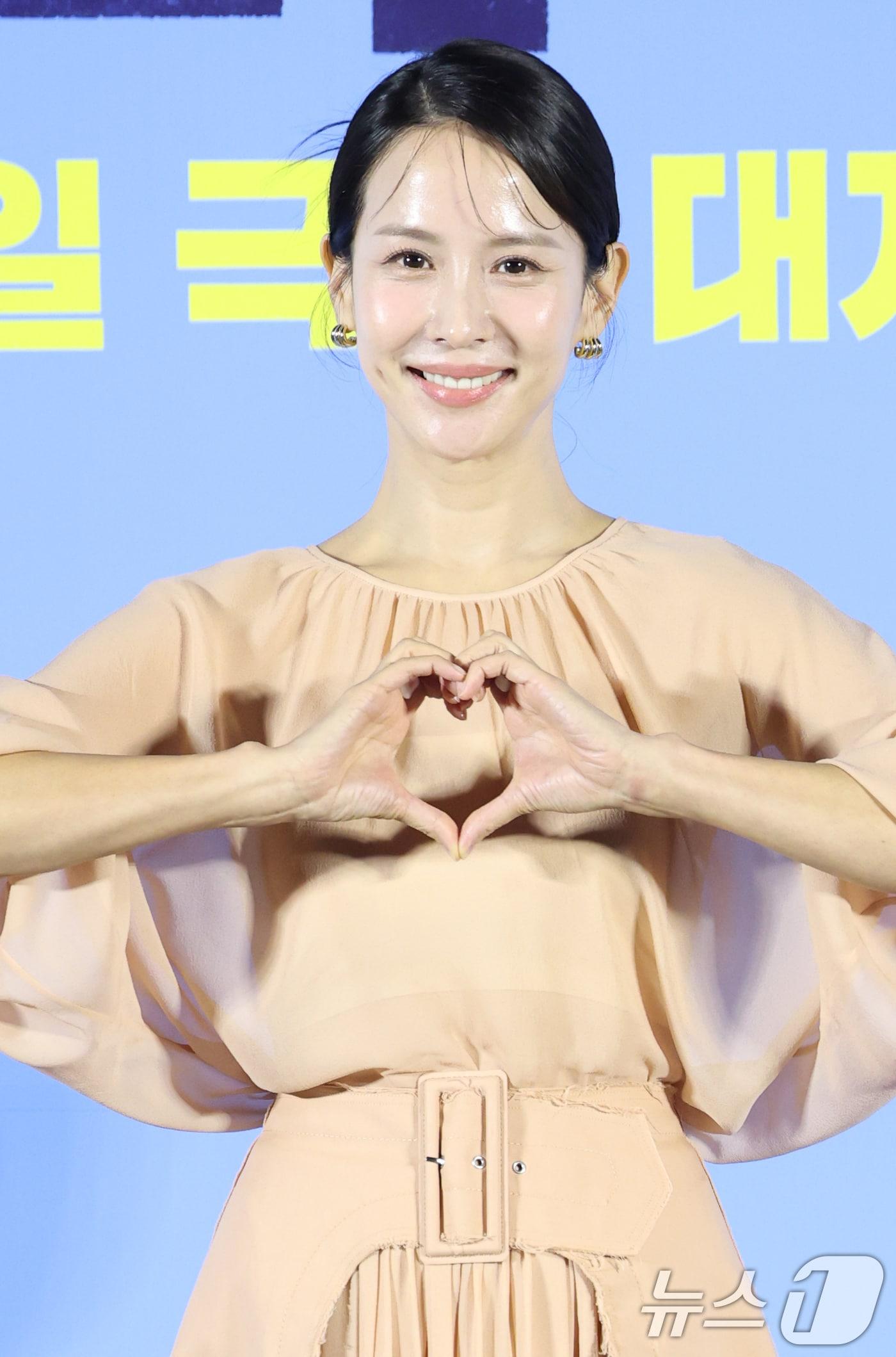 본문 이미지 - 배우 조여정이 30일 오전 서울 용산구 CGV 용산아이파크몰에서 진행된 영화 '좀비딸'(감독 필감성)의 제작보고회에서 포즈를 취하고 있다. '좀비딸'은 이 세상 마지막 남은 좀비가 된 딸을 지키기 위해 극비 훈련에 돌입한 딸바보 아빠의 코믹 드라마다. 2025.6.30/뉴스1 ⓒ News1 권현진 기자