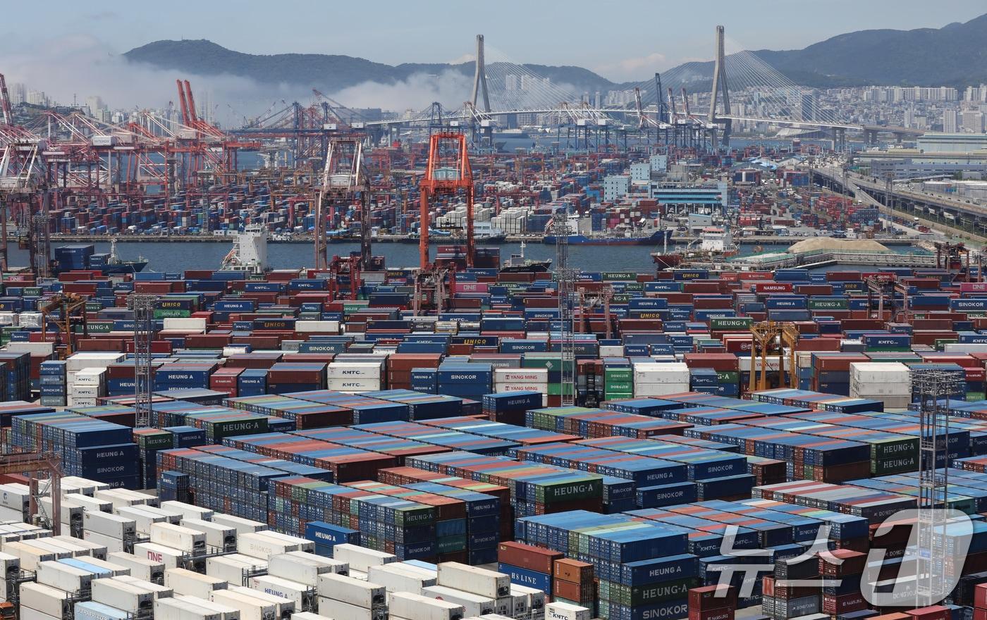 부산항 신선대부두. 감만부두 야적장. 2025.6.30/뉴스1 ⓒ News1 윤일지 기자