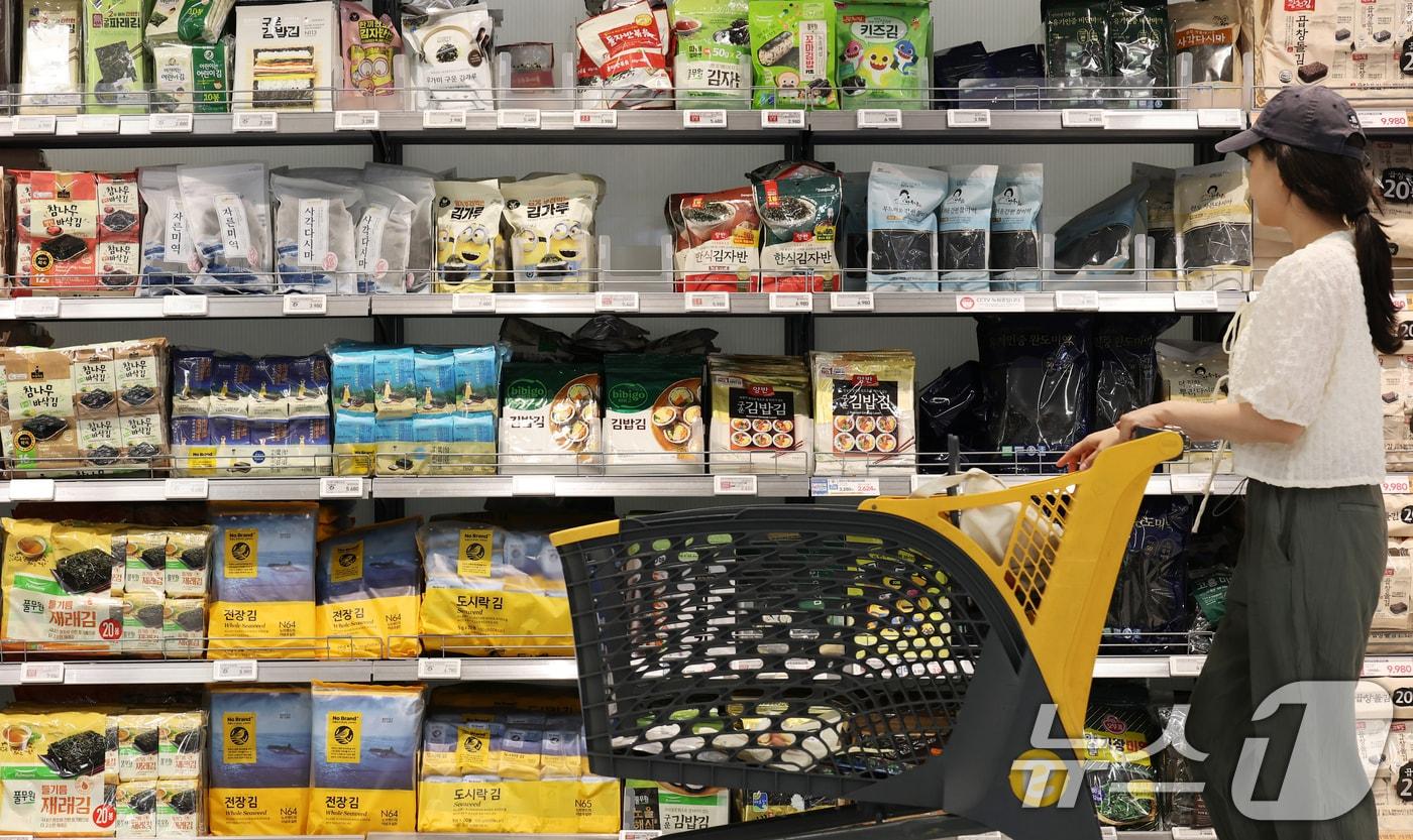 30일 서울의 한 대형마트에서 고객들이 상품을 구매하고 있다. &#39;2025.6.30/뉴스1 ⓒ News1 오대일 기자